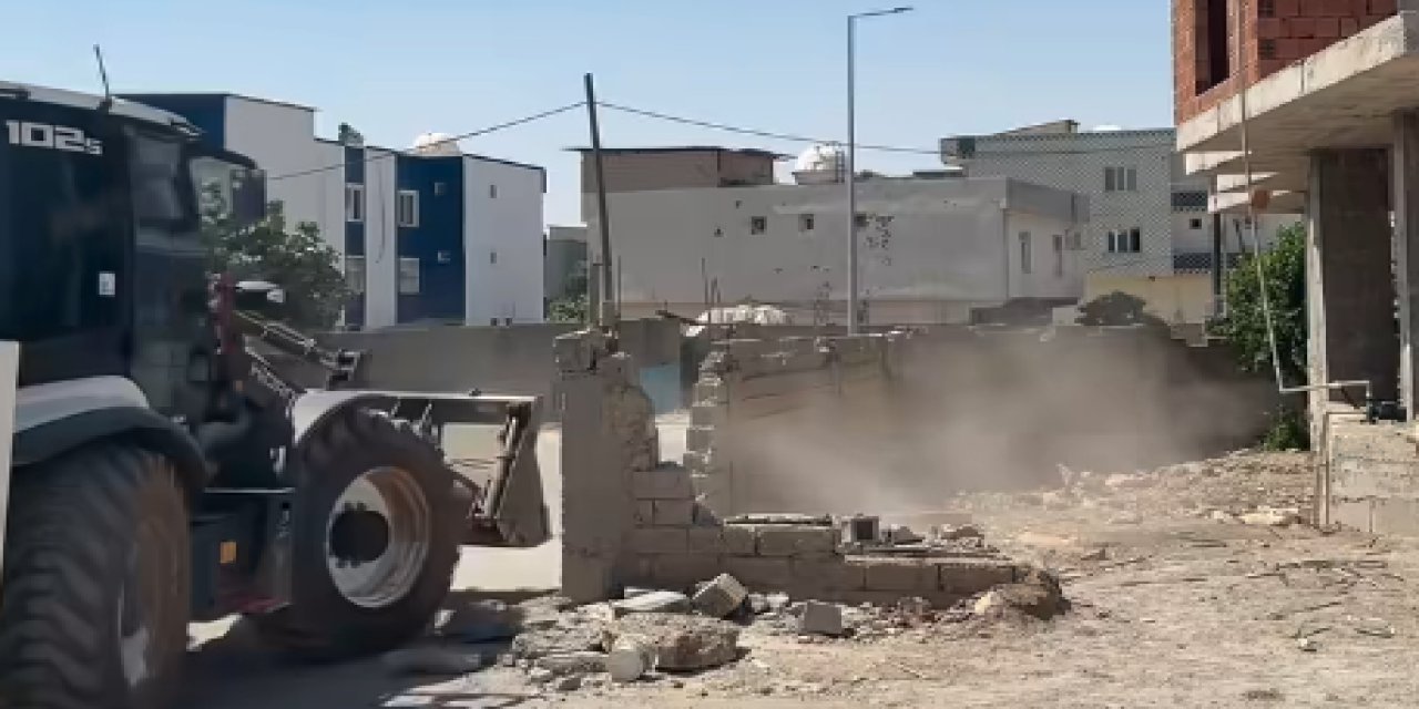 Silopi Belediyesi'nden Yol Güvenliği İçin Müdahale: Risk Oluşturan İşgal Kaldırıldı