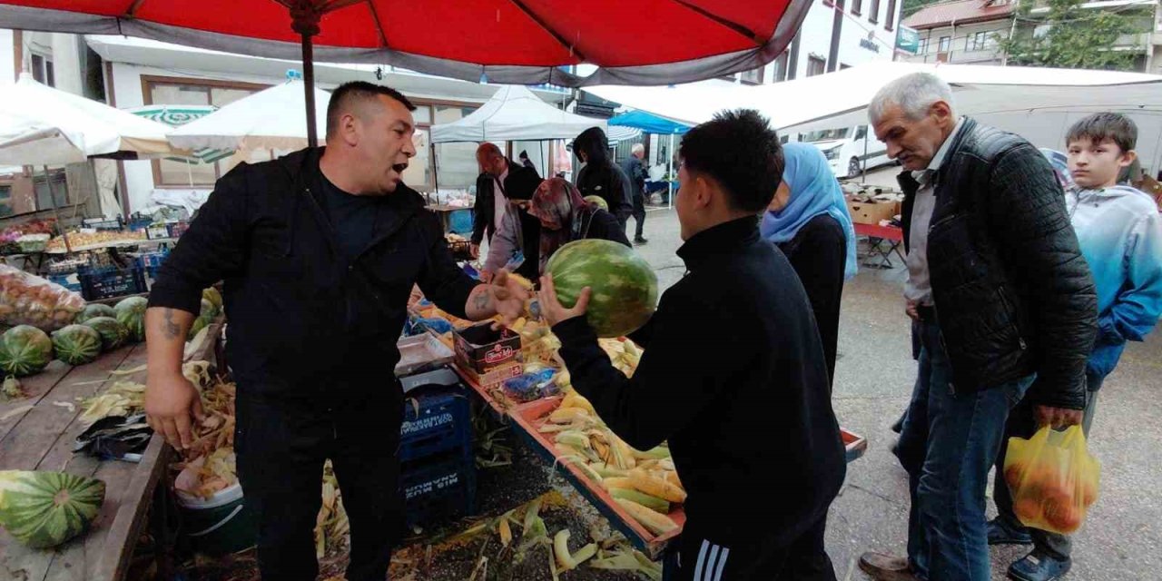 Hayırsever esnaf 1 ton karpuzu ücretsiz dağıttı