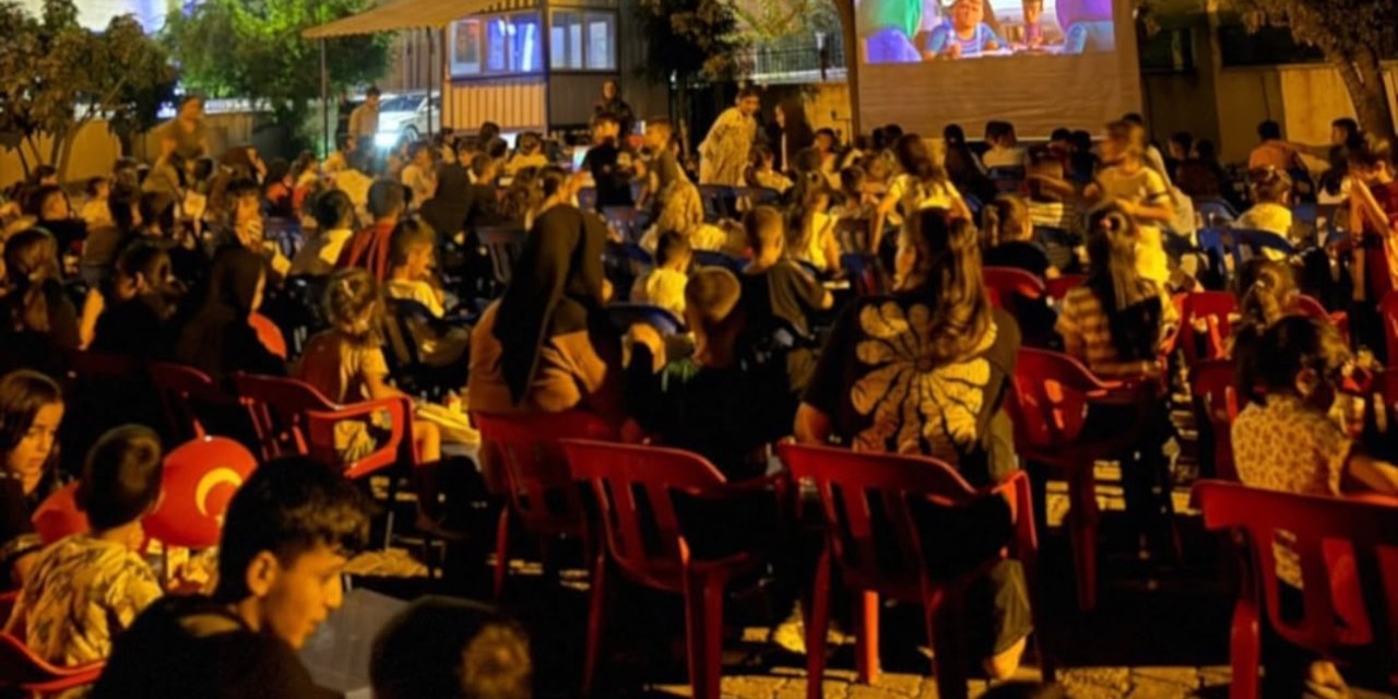 Şırnak'ta Çocukları Sevindiren Seyyar Sinema Yeniden Yollara Çıkıyor