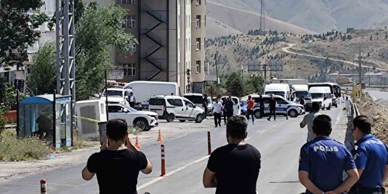 Bitlis’te durakta şüpheli paket patlatıldı