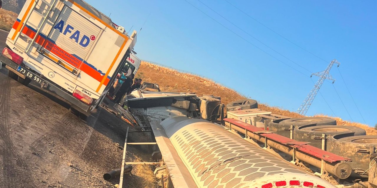 Şırnak’ta Tanker Devrildi, Sürücü Sıkıştığı Kabinden Kurtarıldı