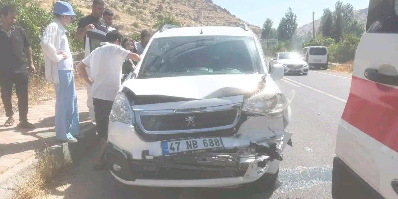 Nusaybin'de iki aracın çarpıştığı kazada 3 kişi yaralandı