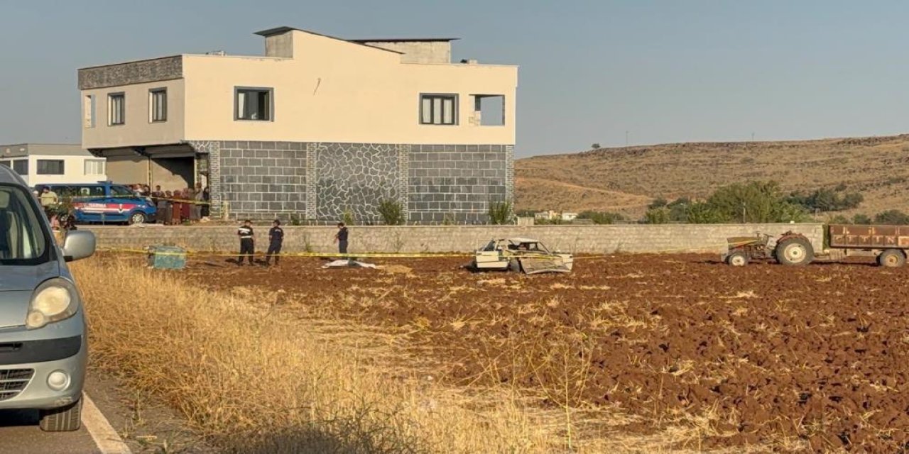 Otomobil evin önünde oturanların arasına daldı: 1 kadın öldü, 5 yaralı