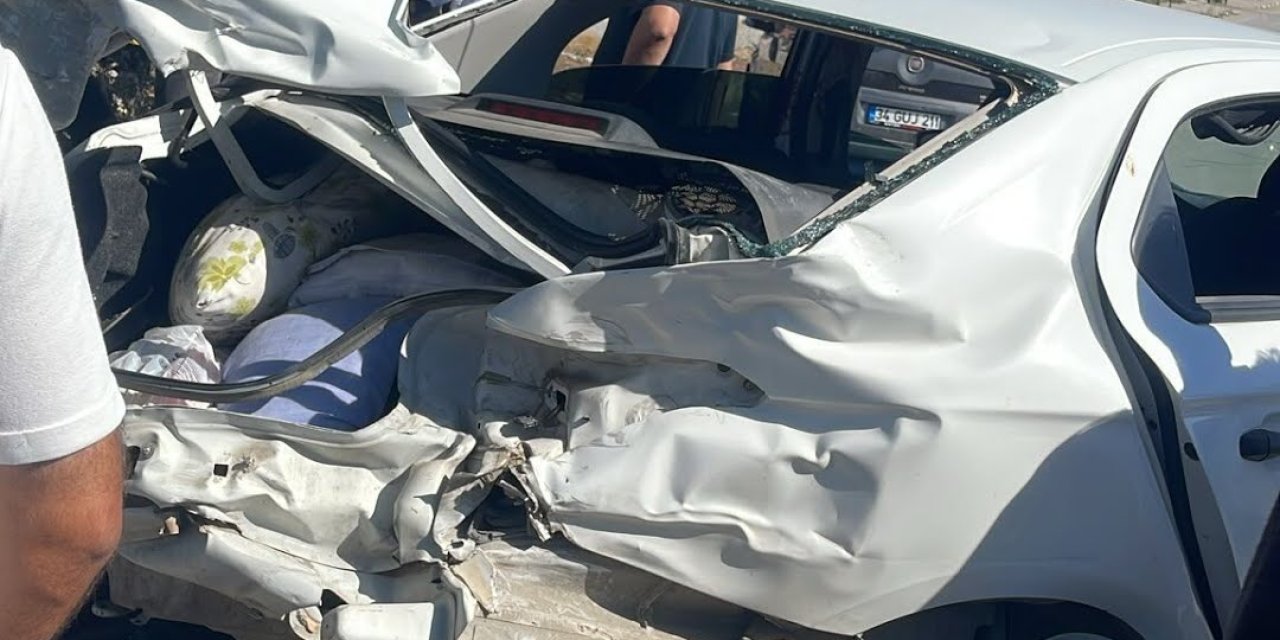 Hakkari'de kamyonla otomobilin çarpıştığı kazada 5 kişi yaralandı