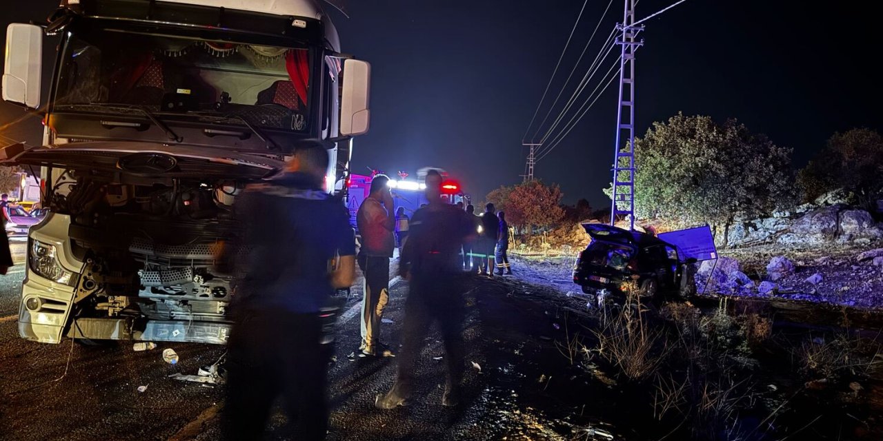 Mardin'de otomobil ile kamyon çarpıştı: 3 kişi öldü, 5 kişi yaralandı