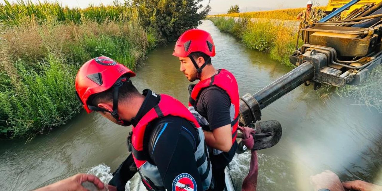 Su kanalına uçan otomobilin sürücüsü sağ olarak kurtarıldı
