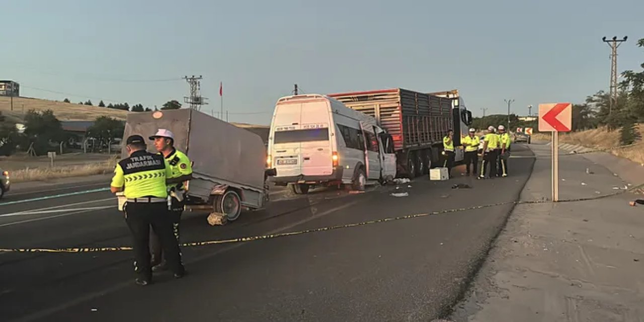 Tarım işçilerini taşıyan minibüs tıra çarptı: 19 kişi yaralandı