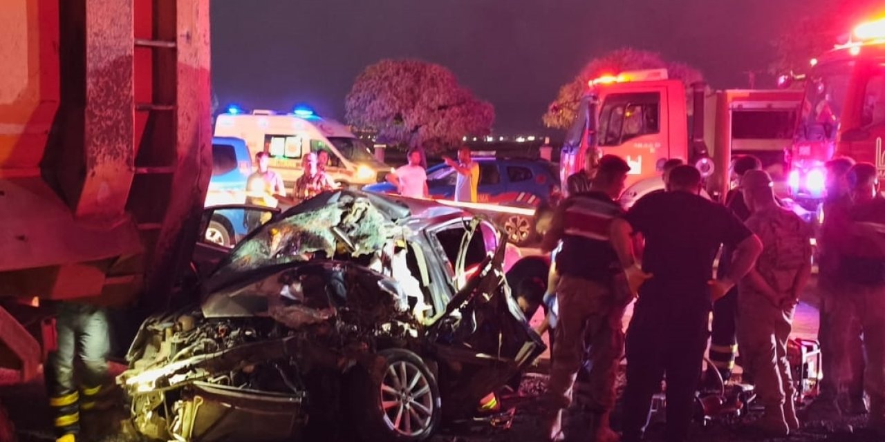 Kamyona çarpan otomobildeki 1 kişi öldü, 2 kişi yaralandı