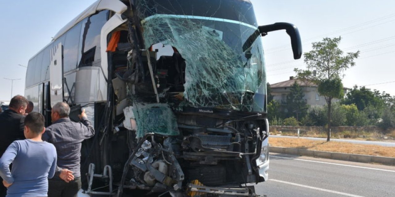 Yolcu otobüsü kamyonete çarptı: 1 ölü, 15 yaralı