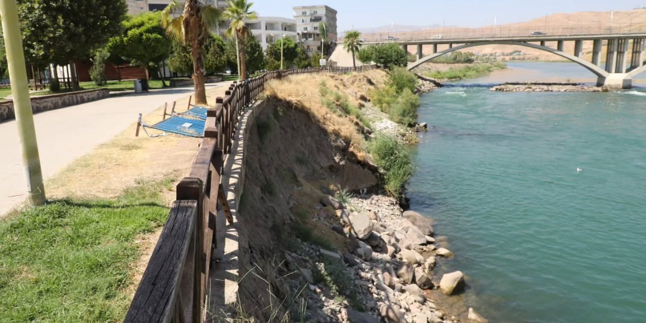 Cizre'de Dicle kıyısındaki parkta çökme meydana geldi
