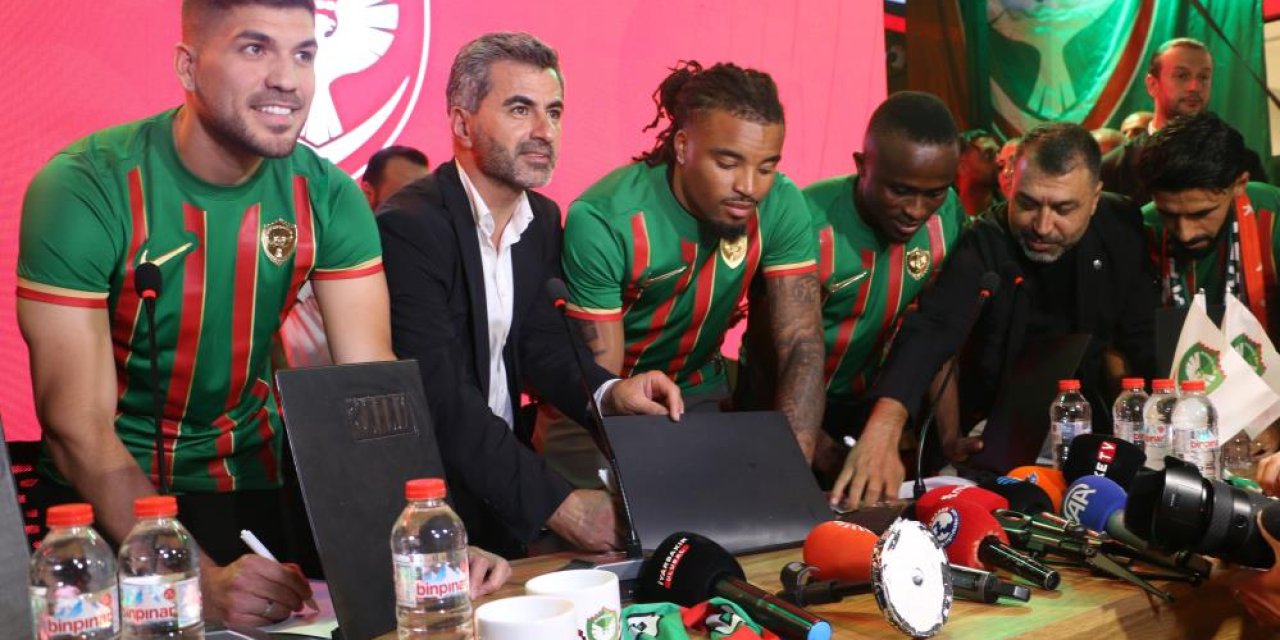 Amedspor’un 5 Yeni Transferi Taraftarın Önünde İmzaladı