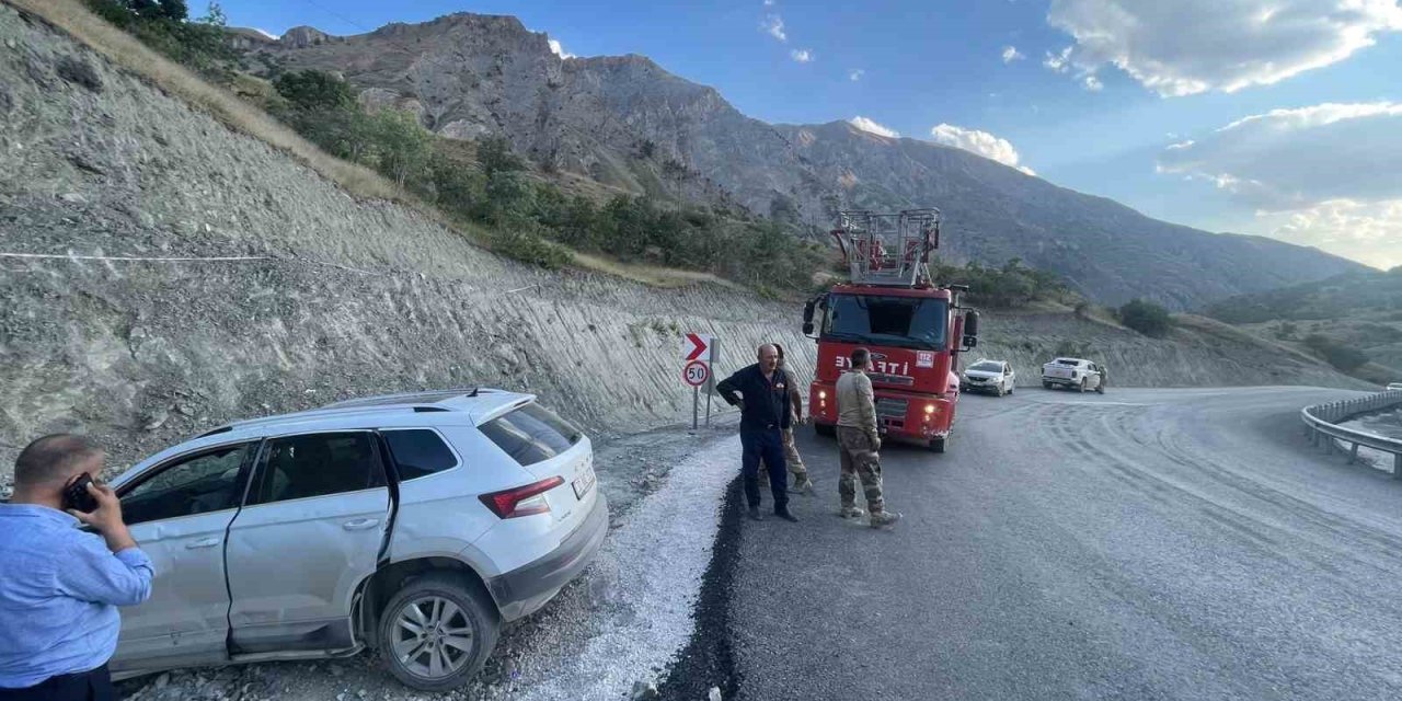 Hakkari-Van karayolunda kazada 3 kişi yaralandı