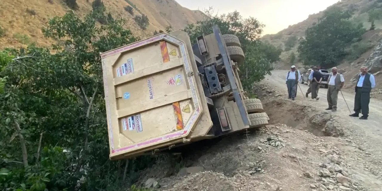 Şırnak’ta Hafriyat Kamyonu Dar Virajda Şarampole Yuvarlandı