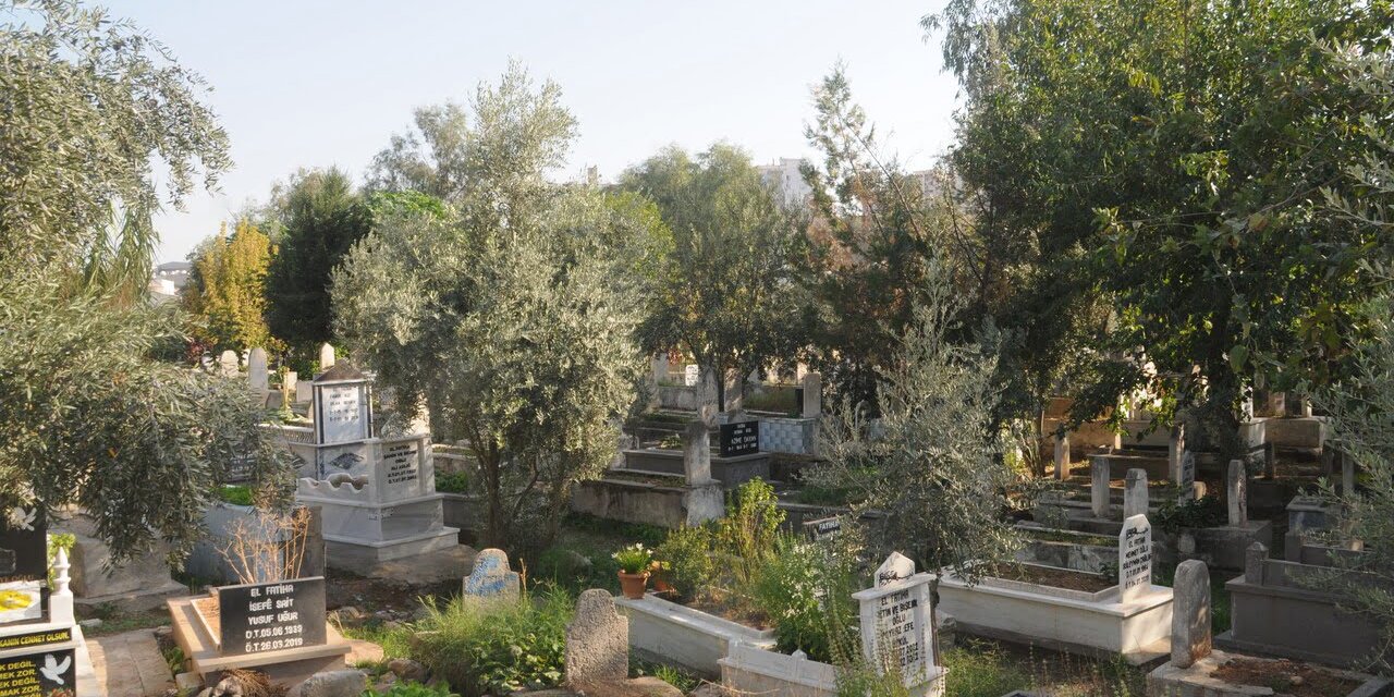 Cizre'de mezarlıkta hayrat çeşmelerine zarar verildi