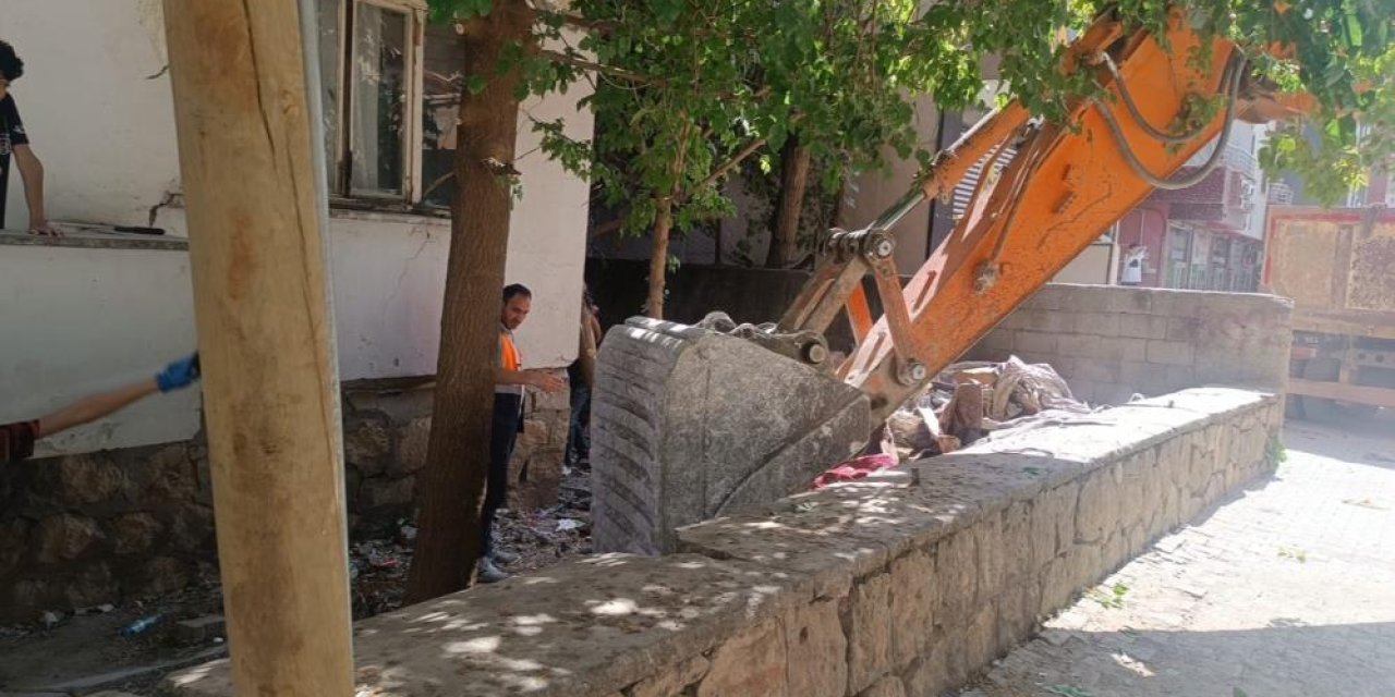 Siirt’te bir evden 2 kamyon çöp çıkarıldı