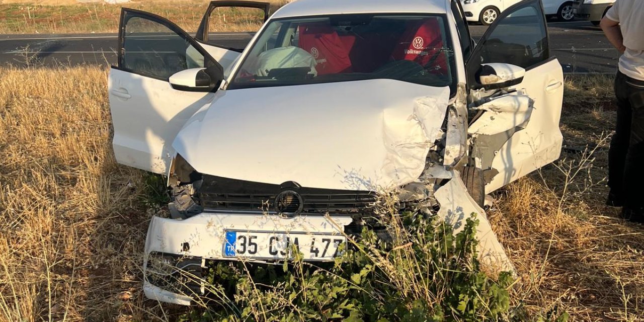 Midyat'ta iki otomobilin çarpıştığı kazada 3 kişi yaralandı