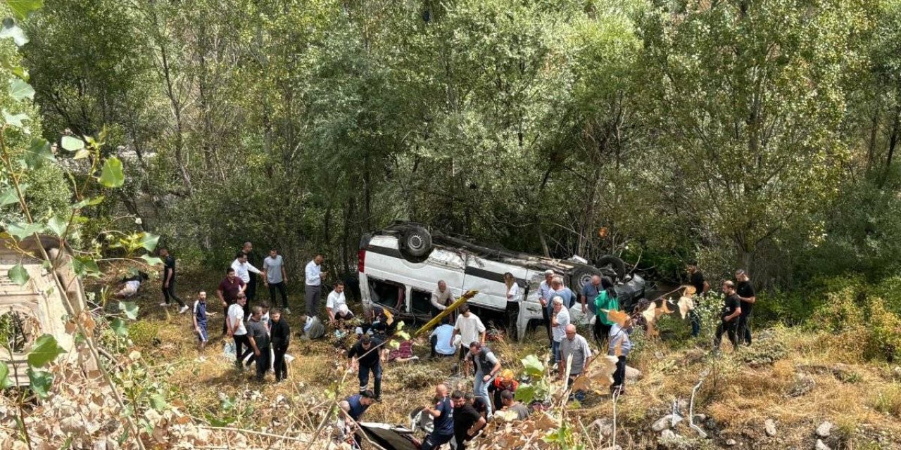 Feci kaza: Minibüs uçuruma yuvarlandı 4 ölü 10 yaralı