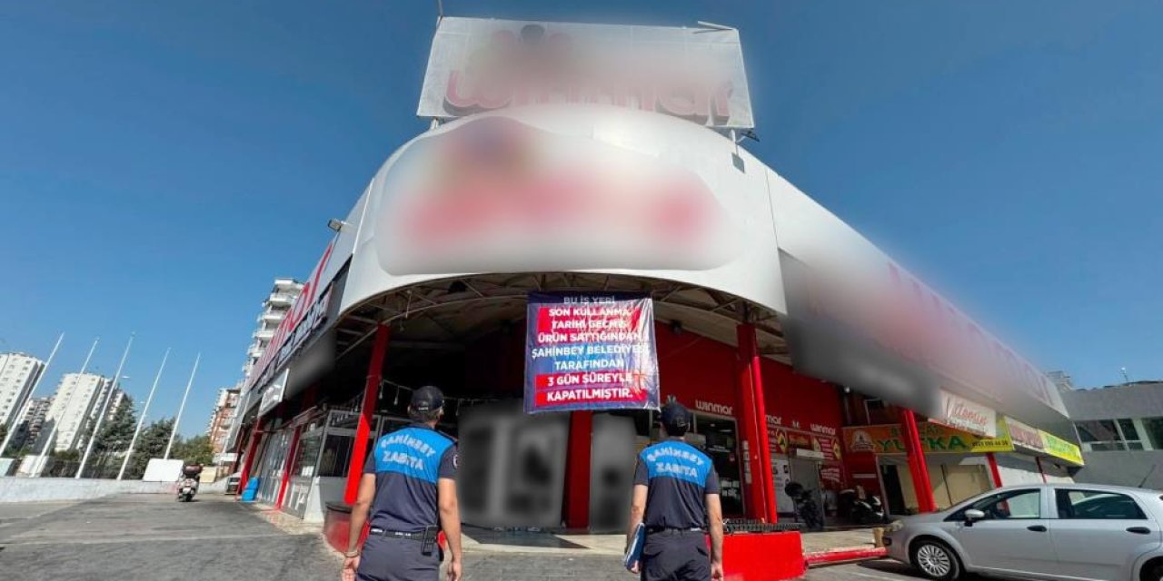 Tarihi Geçmiş Ürün Satan Market Kapatıldı: Kapısına Pankart Asıldı