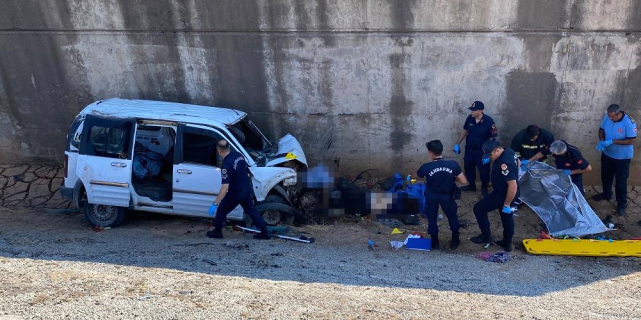 Köprüden şarampole uçan araçta 2 kişi hayatını kaybetti