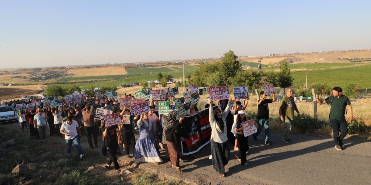 Diyarbakır’da Öldürülen Narin Güran Kabri Başında Anıldı: Açılan Pankartlar Dikkat Çekti