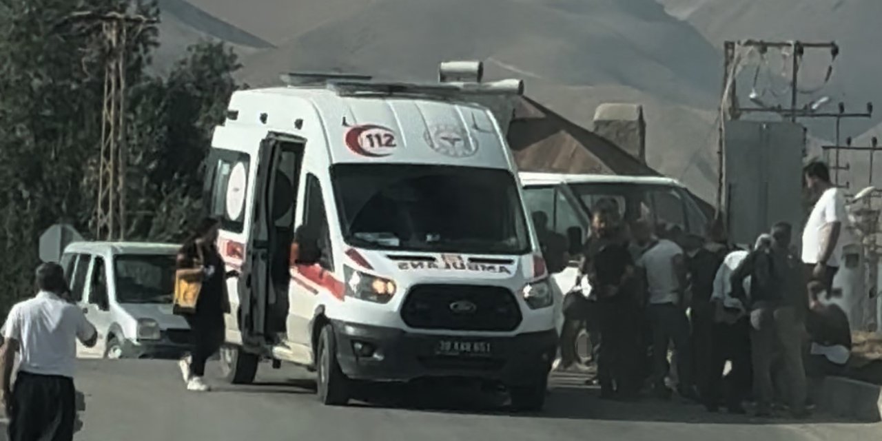 Yüksekova’da iki araç çarpıştı: 4 kişi yaralandı