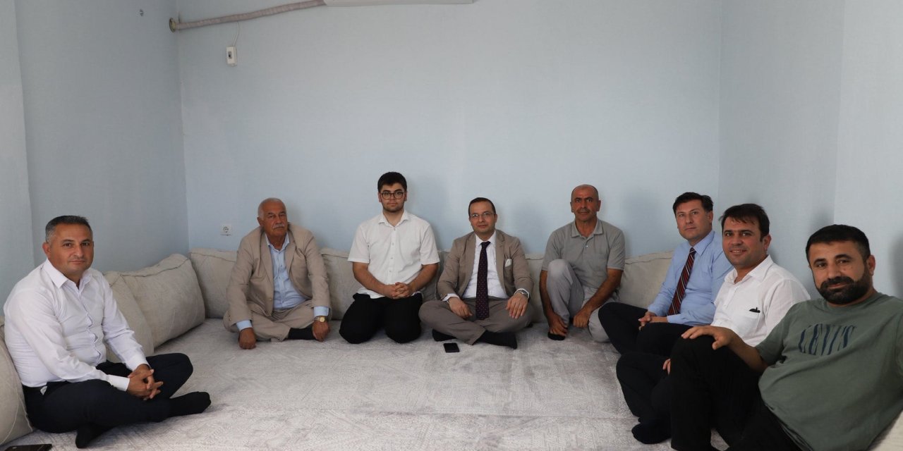 Cizre’de Yks’de Başarılı Olan Öğrencilerin Evlerine Gidilip Tebrik Edildi