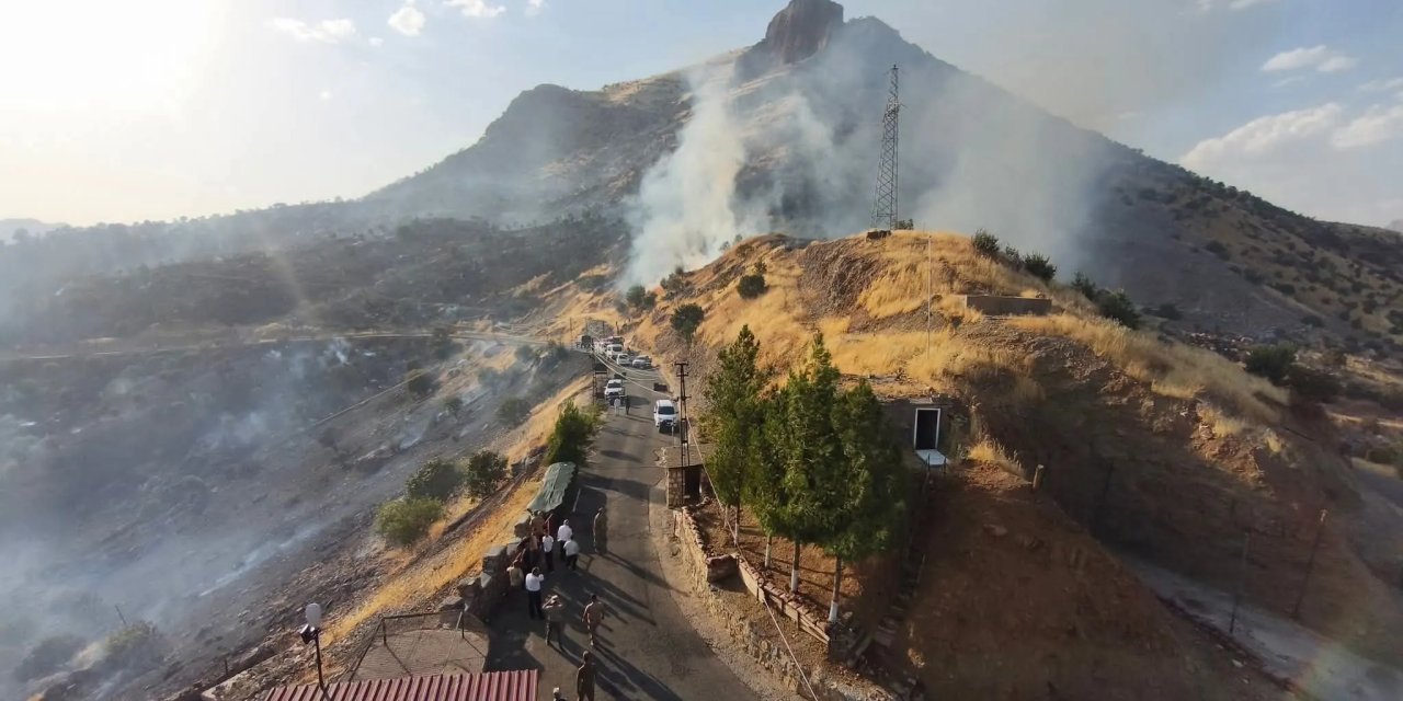 Silopi’de rüzgârın büyüttüğü örtü yangını kontrol altına alındı