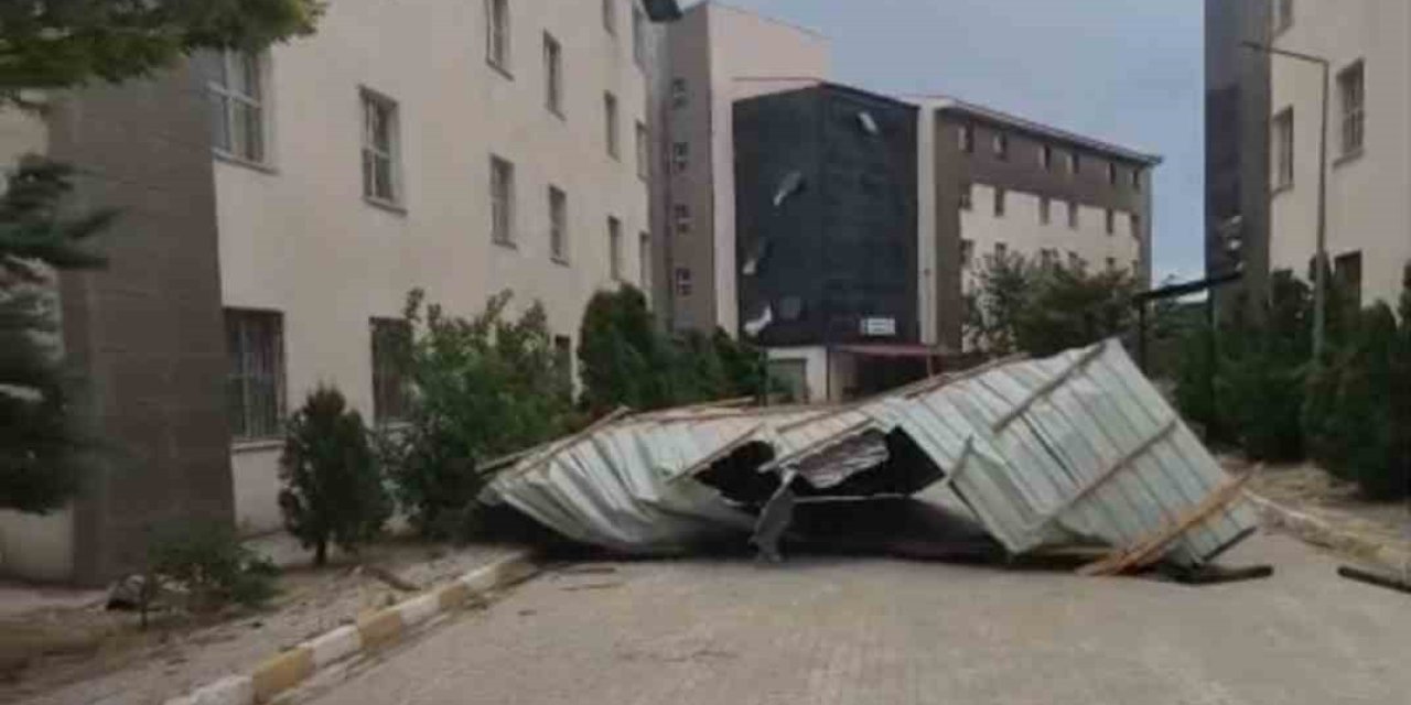Van’da şiddetli fırtına çatıları uçurdu