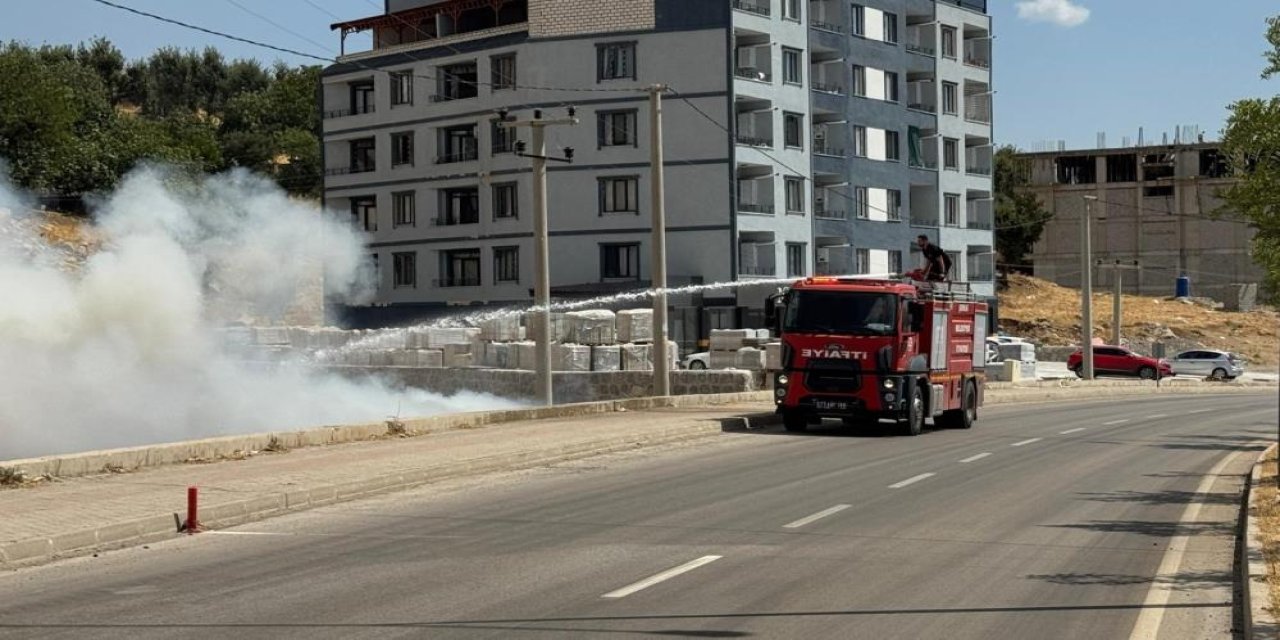 Şırnak'ta yol kenarında çıkan yangın büyümeden söndürüldü