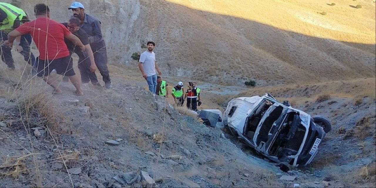 İşçileri taşıyan minibüs uçuruma yuvarlandı: 5’i ağır 13 kişi yaralandı