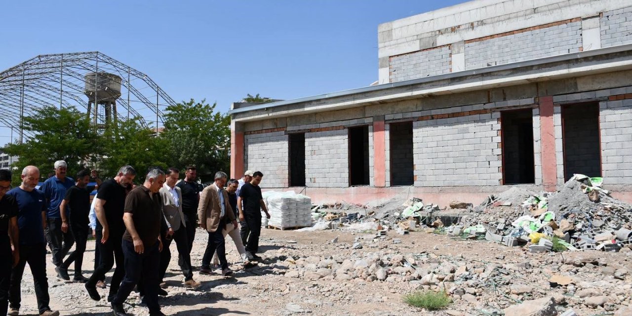 Milletvekili Tatar İdil’deki Yarı Olimpik Yüzme Havuzu İnşaatını İnceledi