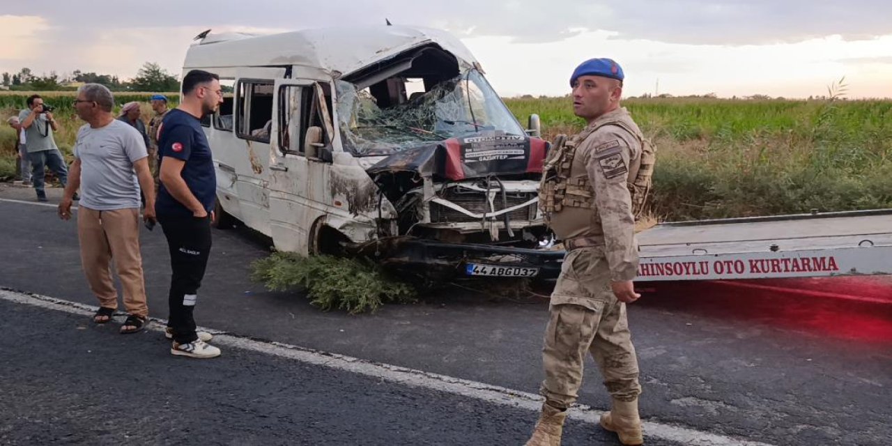 İşçileri taşıyan servis devrildi: 15 kişi yaralandı