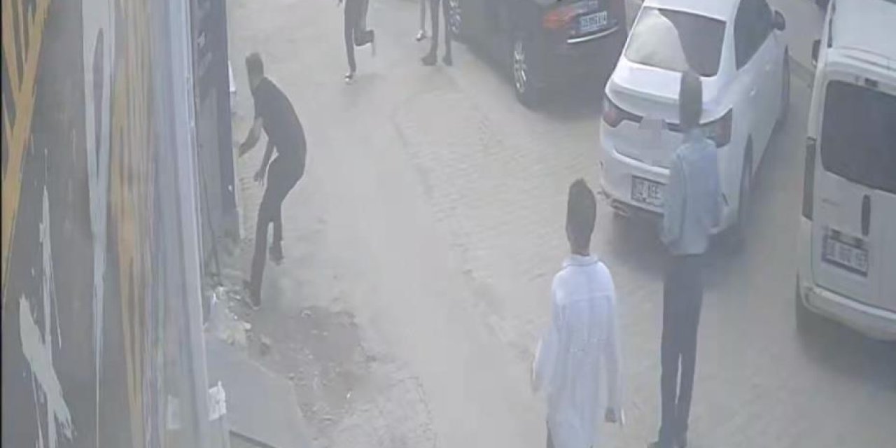 Kadını kurtarmak isteyen genç bıçaklı saldırıya uğradı
