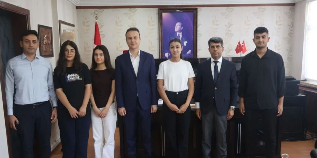 İdil’in YKS Başarılıları Kaymakam Adıgüzel’i Ziyaret Etti