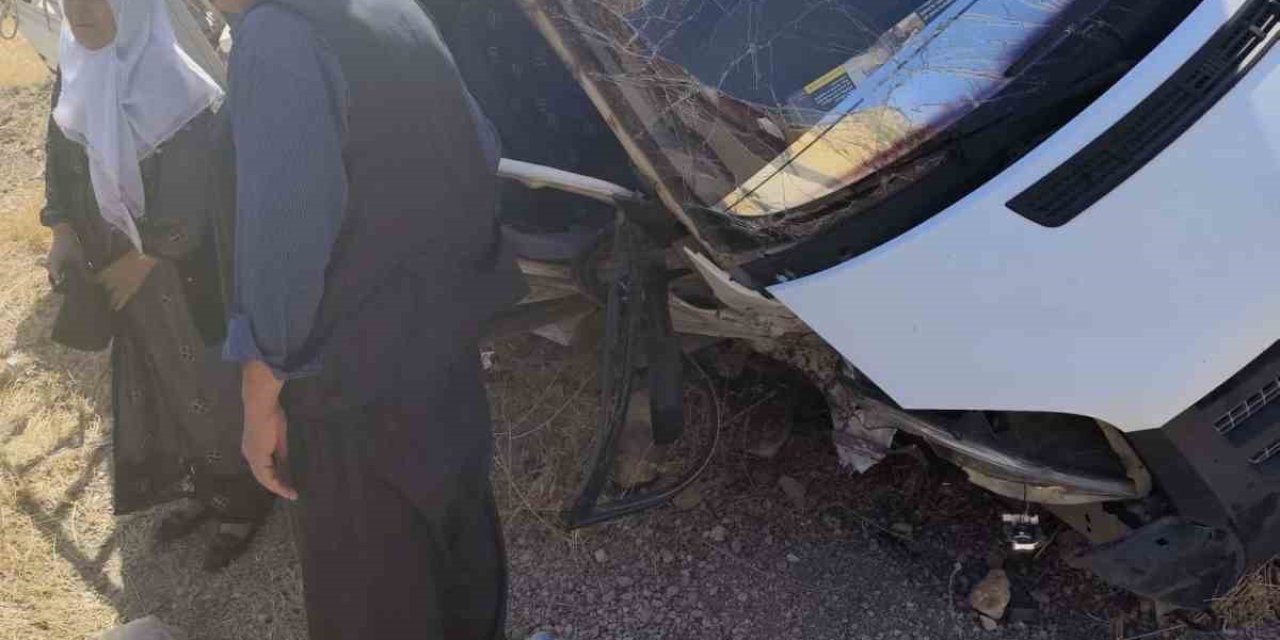 Siirt’te Hafif Ticari Araç İle Kamyonet Çarpıştı: 4 Yaralı