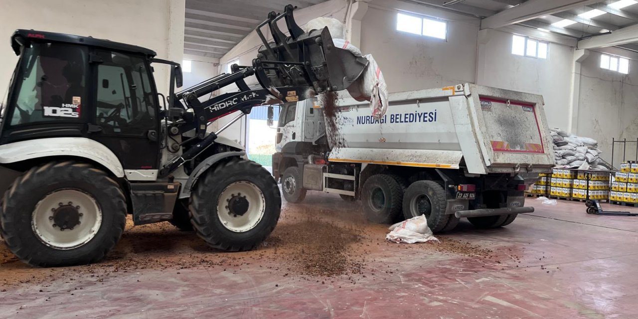 Ele geçirilen 70 ton biber çöpü imha edildi