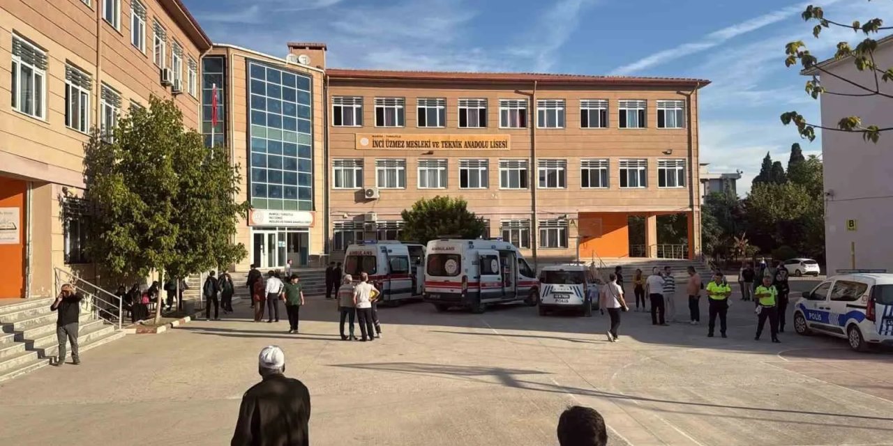 Manisa’da Okul Önündeki Silahlı Saldırı Sonrası Eğitim Sen’den Çağrı: “Güvenli Okul, Güvenli Gelecek”