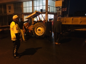 Şanlıurfa'da otomobil ile traktörün çarpışması sonucu 4 kişi yaralandı