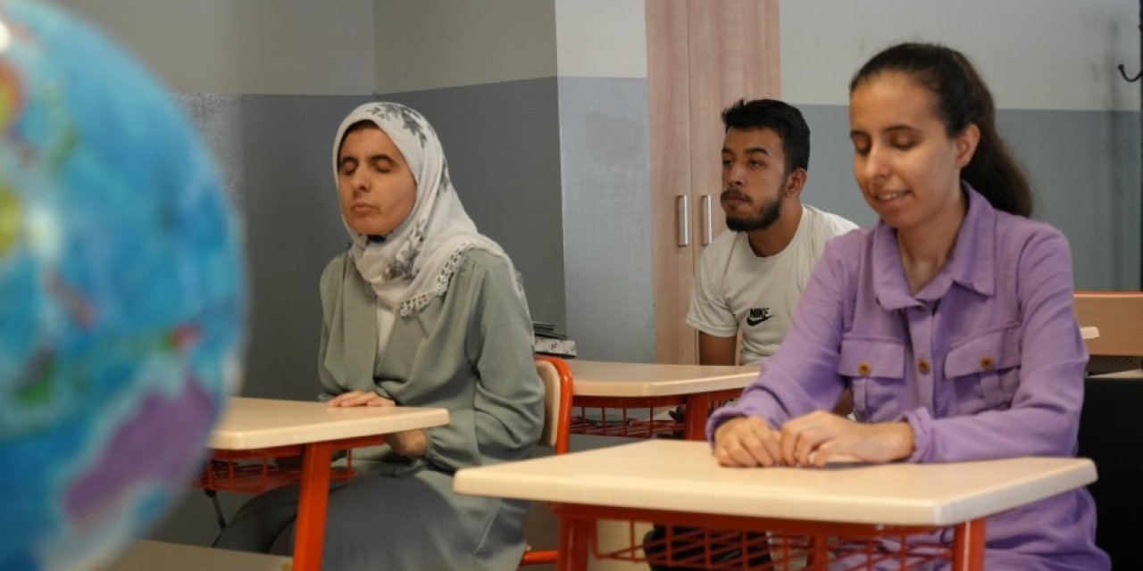 Görme engelli 3 kardeş azimle üniversiteyi kazandı