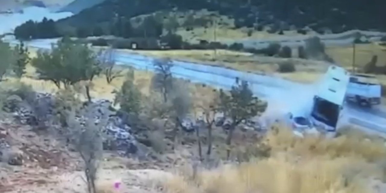 7 kişinin hayatını kaybettiği kaza anları kameraya yansıdı