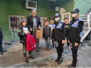 Cizre'de polis okula devam etmeyen öğrencileri ikna için evlerinde ziyaret etti