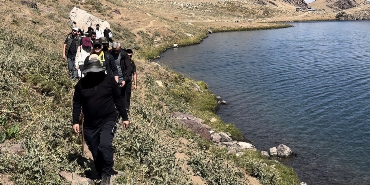 Doğaseverler 3 bin 500 rakımlı Sat Gölleri’nde doğayla buluştu