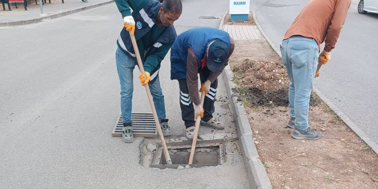 Şırnak Belediyesi yağışlara karşı mazgal ve kanal hatlarını temizlemeye başladı