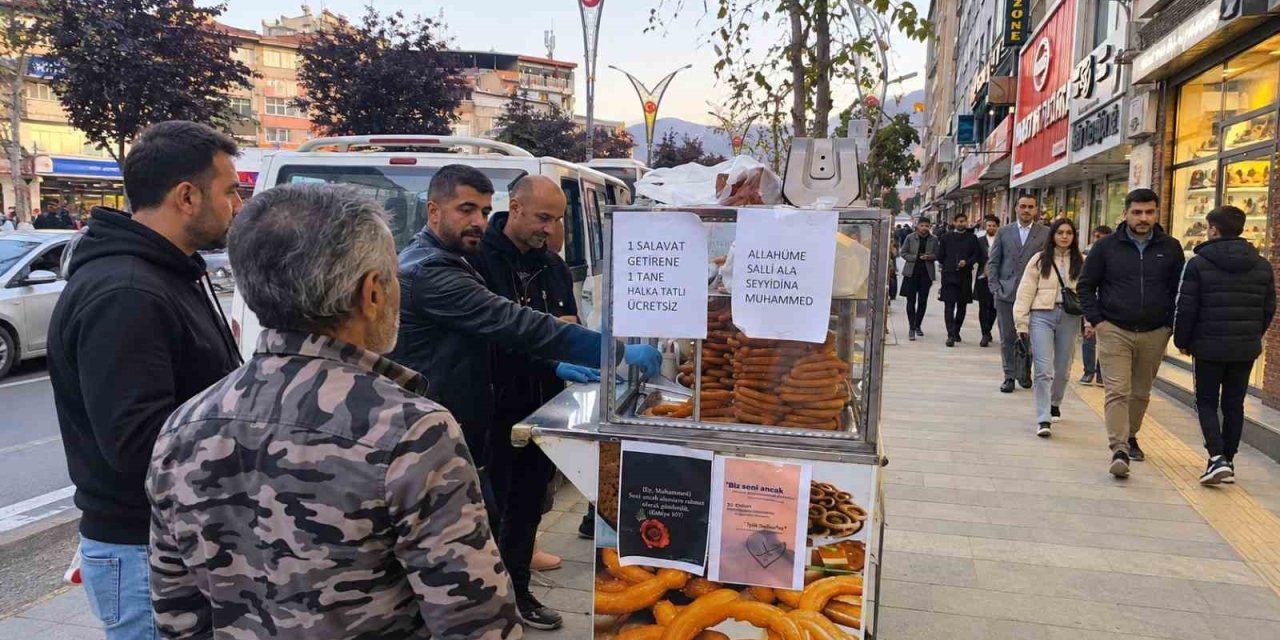 Hakkari’de görenleri şaşırtan ücretsiz tatlı ikramı