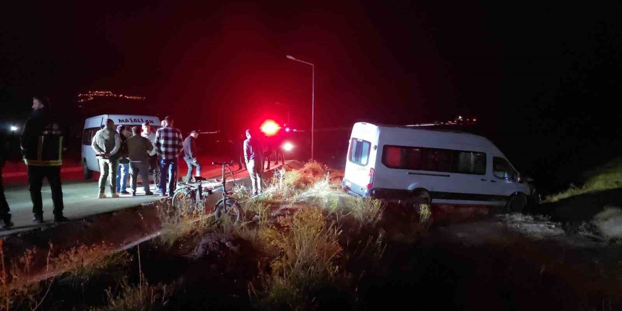 Van-Hakkari yolunda servis minibüsleri çarpıştı: 8 işçi yaralandı