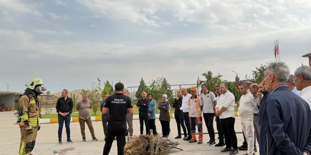 Cizre İtfaiyesinden Karayolları Personeline Yangın Tatbikatı