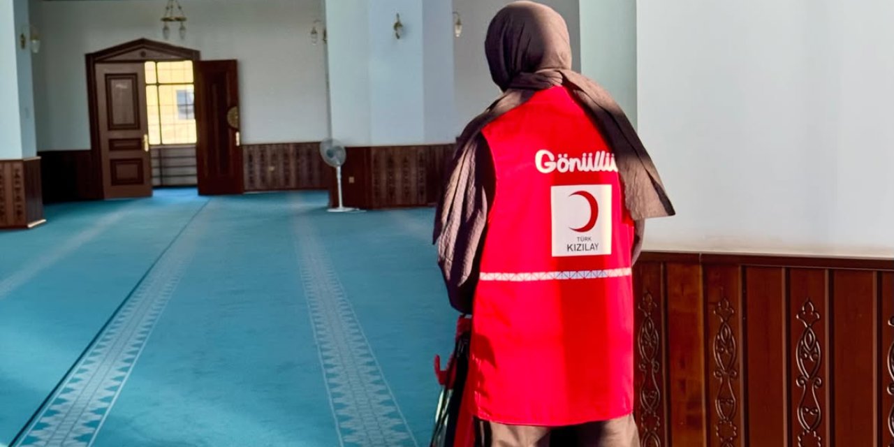 Genç Kızılay’dan Şırnak Üniversitesi Camisi’nde Temizlik Çalışması