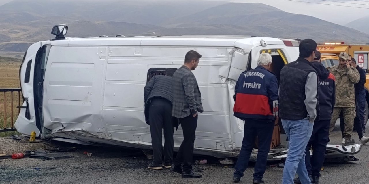 Hakkari’de öğrenci servisi devrildi: 10 öğrenci yaralandı