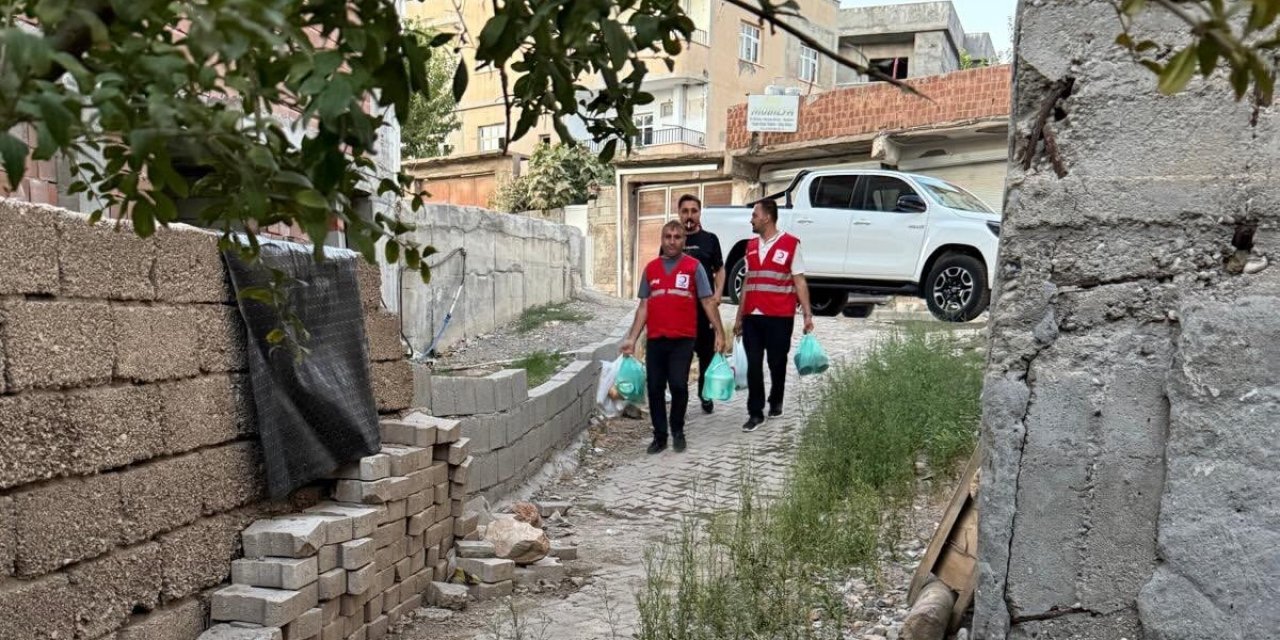 Silopi’de Kızılay Gönüllülerinden Yaşlılara Gönül Ziyareti