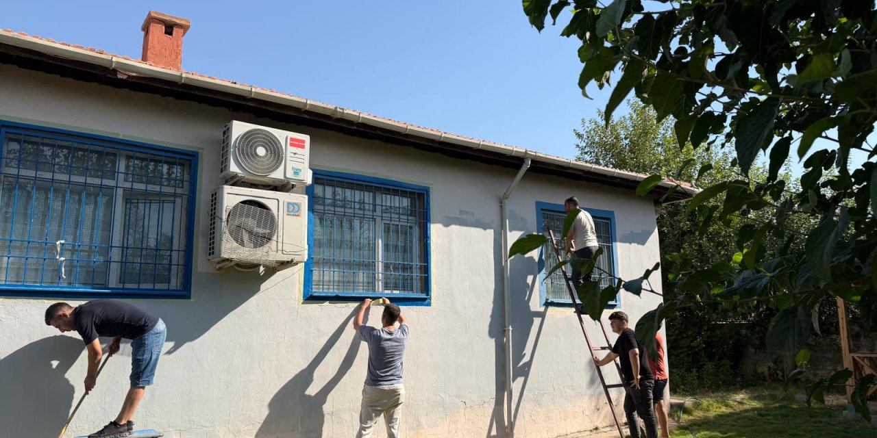 Silopi'de Öğretmenler Köy Okulunun Dış Cephesini Boyadı